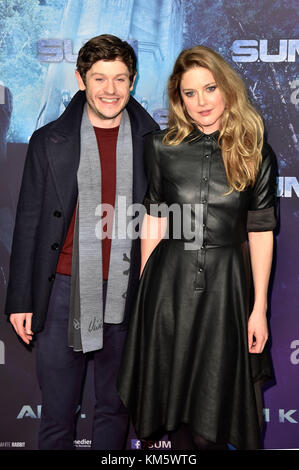 Berlin, Allemagne. 08Th dec 2017. iwan rj management et zoe grisedale assister à l''s.u.m. 1' première mondiale au cinestar sony center le 4 décembre 2017 à Berlin, Allemagne. crédit : geisler-fotopress/Alamy live news Banque D'Images