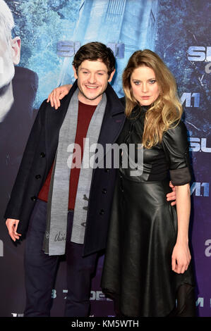 Berlin, Allemagne. 08Th dec 2017. iwan rj management et zoe grisedale assister à l''s.u.m. 1' première mondiale au cinestar sony center le 4 décembre 2017 à Berlin, Allemagne. crédit : geisler-fotopress/Alamy live news Banque D'Images