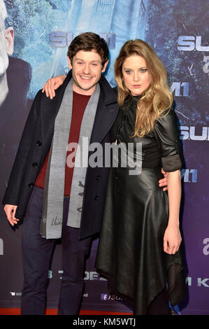 Berlin, Allemagne. 04th décembre 2017. Iwan Rheon et Zoe Grisedale assistent au 'S.U.M. Première mondiale de 1 au CineStar Sony Center sur 4 décembre 2017 à Berlin, en Allemagne. Credit: Geisler-Fotopress/Alay Live News Banque D'Images