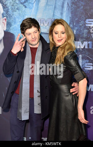 Berlin, Allemagne. 08Th dec 2017. iwan rj management et zoe grisedale assister à l''s.u.m. 1' première mondiale au cinestar sony center le 4 décembre 2017 à Berlin, Allemagne. crédit : geisler-fotopress/Alamy live news Banque D'Images