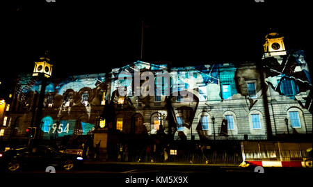 General Register House, Princes Street, Édimbourg, Écosse, Royaume-Uni, 5 décembre 2017. Calendrier géant de l'Avent des fêtes de Noël d'Édimbourg.Images des archives historiques d'Édimbourg projetées sur 25 fenêtres de Register House, chaque jour une nouvelle fenêtre et une année différente dans le passé d'Édimbourg. L'événement est une collaboration entre Underbelly et Double Take Productions. Archiver des photos d'événements en 1954 Banque D'Images