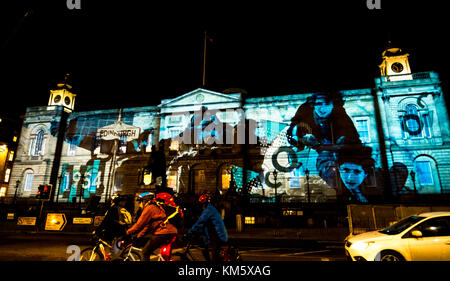 General Register House, Princes Street, Édimbourg, Écosse, Royaume-Uni, 5 décembre 2017. Calendrier géant de l'Avent des fêtes de Noël d'Édimbourg. Images des archives historiques d'Édimbourg projetées sur 25 fenêtres de Register House, chaque jour une nouvelle fenêtre et une année différente dans le passé d'Édimbourg. L'événement est une collaboration entre Underbelly et Double Take Productions. Archiver des photos d'événements en 1954 Banque D'Images