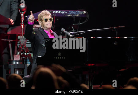 Hambourg, Allemagne. 05th Dec, 2017. Le musicien britannique Elton John se produisant sur scène lors de son concert « Wonderful Crazy Night » au Barclaycard Arena à Hambourg, en Allemagne, le 05 décembre 2017. Le concert original devait avoir lieu pendant le sommet du G20 et a été reporté. Crédit : Axel Heimken/dpa/Alamy Live News Banque D'Images