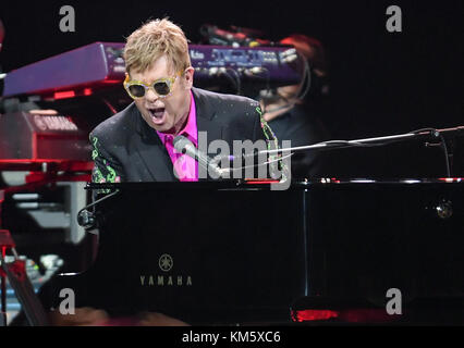 Hambourg, Allemagne. 05th Dec, 2017. Le musicien britannique Elton John se produisant sur scène lors de son concert « Wonderful Crazy Night » au Barclaycard Arena à Hambourg, en Allemagne, le 05 décembre 2017. Le concert original devait avoir lieu pendant le sommet du G20 et a été reporté. Crédit : Axel Heimken/dpa/Alamy Live News Banque D'Images