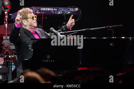 Hambourg, Allemagne. 05th Dec, 2017. Le musicien britannique Elton John se produisant sur scène lors de son concert « Wonderful Crazy Night » au Barclaycard Arena à Hambourg, en Allemagne, le 05 décembre 2017. Le concert original devait avoir lieu pendant le sommet du G20 et a été reporté. Crédit : Axel Heimken/dpa/Alamy Live News Banque D'Images