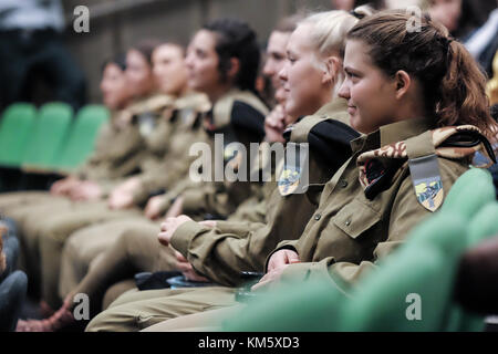 Latroun, Israël. 5 déc, 2017. 13 soldats des FDI femelle réservoir d'études supérieures de l'entraînement de l'équipage lors d'une cérémonie à yad lashiryon, le corps blindé au lieu commémoratif à Latroun. Ce sont les premières femmes à servir dans le corps blindé dans le cadre d'un programme pilote de formation du réservoir après avoir conclu le merkava mark 3 réservoirs, les soldats sont destinés à servir dans l'armée la 80e division, responsable de la partie sud et du Néguev arava déserts, sécuriser les frontières d'Israël avec l'Egypte et la Jordanie. crédit : alon nir/Alamy live news Banque D'Images