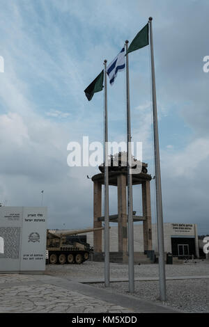 Latroun, Israël. 5 déc, 2017. Les réservoirs à afficher que 13 soldats des FDI femelle réservoir d'études supérieures de l'entraînement de l'équipage lors d'une cérémonie à yad lashiryon, le corps blindé au lieu commémoratif à Latroun. Ce sont les premières femmes à servir dans le corps blindé dans le cadre d'un programme pilote de formation du réservoir après avoir conclu le merkava mark 3 réservoirs, les soldats sont destinés à servir dans l'armée la 80e division, responsable de la partie sud et du Néguev arava déserts, sécuriser les frontières d'Israël avec l'Egypte et la Jordanie. crédit : alon nir/Alamy live news Banque D'Images