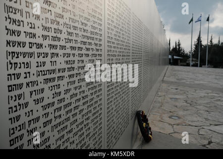 Latroun, Israël. 5 déc, 2017. un mur commémoratif de détails les noms des soldats tombés comme des soldats des FDI femelle 13 réservoir d'études supérieures de l'entraînement de l'équipage lors d'une cérémonie à yad lashiryon, le corps blindé au lieu commémoratif à Latroun. Ce sont les premières femmes à servir dans le corps blindé dans le cadre d'un programme pilote de formation du réservoir après avoir conclu le merkava mark 3 réservoirs, les soldats sont destinés à servir dans l'armée la 80e division, responsable de la partie sud et du Néguev arava déserts, sécuriser les frontières d'Israël avec l'Egypte et la Jordanie. crédit : alon nir/Alamy live news Banque D'Images