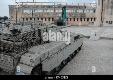 Latroun, Israël. 5 décembre 2017. Chars exposés alors que 13 femmes soldats de Tsahal terminent leur formation d'équipage de chars lors d'une cérémonie à Yad LaShiryon, le site commémoratif du corps blindé à Latroun. Ce sont les premières femmes à servir dans le corps blindé dans le cadre d'un programme pilote. Ayant terminé leur formation sur les chars Merkava Mark 3, les femmes soldats sont destinées à servir dans la 80e division de l'armée, responsable des déserts du Néguev et de l'Arava, sécurisant les frontières d'Israël avec l'Égypte et la Jordanie. Crédit : NIR Alon/Alamy Live News Banque D'Images