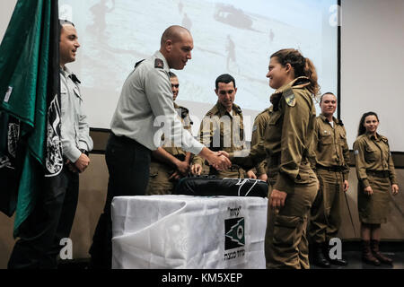 Latroun, Israël. 5 déc, 2017. 13 soldats des FDI femelle réservoir d'études supérieures de l'entraînement de l'équipage lors d'une cérémonie à yad lashiryon, le corps blindé au lieu commémoratif à Latroun. Ce sont les premières femmes à servir dans le corps blindé dans le cadre d'un programme pilote de formation du réservoir après avoir conclu le merkava mark 3 réservoirs, les soldats sont destinés à servir dans l'armée la 80e division, responsable de la partie sud et du Néguev arava déserts, sécuriser les frontières d'Israël avec l'Egypte et la Jordanie. crédit : alon nir/Alamy live news Banque D'Images