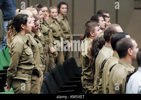 Latroun, Israël. 5 déc, 2017. 13 soldats des FDI femelle réservoir d'études supérieures de l'entraînement de l'équipage lors d'une cérémonie à yad lashiryon, le corps blindé au lieu commémoratif à Latroun. Ce sont les premières femmes à servir dans le corps blindé dans le cadre d'un programme pilote de formation du réservoir après avoir conclu le merkava mark 3 réservoirs, les soldats sont destinés à servir dans l'armée la 80e division, responsable de la partie sud et du Néguev arava déserts, sécuriser les frontières d'Israël avec l'Egypte et la Jordanie. crédit : alon nir/Alamy live news Banque D'Images