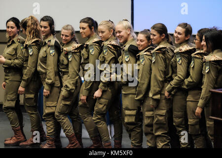 Latroun, Israël. 5 déc, 2017. 13 soldats des FDI femelle réservoir d'études supérieures de l'entraînement de l'équipage lors d'une cérémonie à yad lashiryon, le corps blindé au lieu commémoratif à Latroun. Ce sont les premières femmes à servir dans le corps blindé dans le cadre d'un programme pilote de formation du réservoir après avoir conclu le merkava mark 3 réservoirs, les soldats sont destinés à servir dans l'armée la 80e division, responsable de la partie sud et du Néguev arava déserts, sécuriser les frontières d'Israël avec l'Egypte et la Jordanie. crédit : alon nir/Alamy live news Banque D'Images