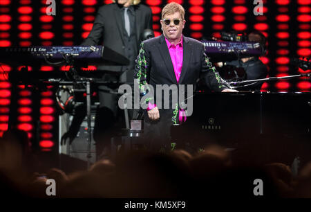 Hambourg, Allemagne. 05th Dec, 2017. Le musicien britannique Elton John se produisant sur scène lors de son concert « Wonderful Crazy Night » au Barclaycard Arena à Hambourg, en Allemagne, le 05 décembre 2017. Le concert original devait avoir lieu pendant le sommet du G20 et a été reporté. Crédit : Axel Heimken/dpa/Alamy Live News Banque D'Images