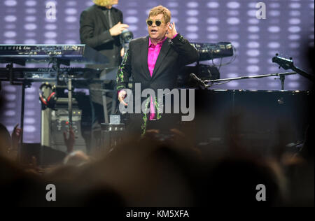 Hambourg, Allemagne. 05th Dec, 2017. Le musicien britannique Elton John se produisant sur scène lors de son concert « Wonderful Crazy Night » au Barclaycard Arena à Hambourg, en Allemagne, le 05 décembre 2017. Le concert original devait avoir lieu pendant le sommet du G20 et a été reporté. Crédit : Axel Heimken/dpa/Alamy Live News Banque D'Images