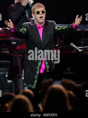 Hambourg, Allemagne. 05th Dec, 2017. Le musicien britannique Elton John se produisant sur scène lors de son concert « Wonderful Crazy Night » au Barclaycard Arena à Hambourg, en Allemagne, le 05 décembre 2017. Le concert original devait avoir lieu pendant le sommet du G20 et a été reporté. Crédit : Axel Heimken/dpa/Alamy Live News Banque D'Images