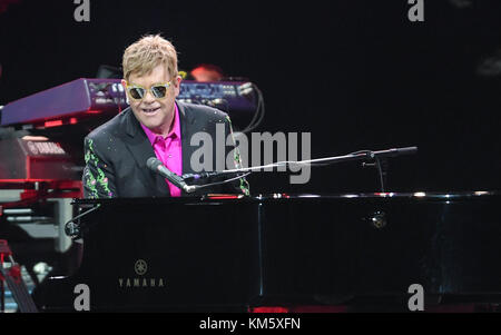 Hambourg, Allemagne. 05th Dec, 2017. Le musicien britannique Elton John se produisant sur scène lors de son concert « Wonderful Crazy Night » au Barclaycard Arena à Hambourg, en Allemagne, le 05 décembre 2017. Le concert original devait avoir lieu pendant le sommet du G20 et a été reporté. Crédit : Axel Heimken/dpa/Alamy Live News Banque D'Images