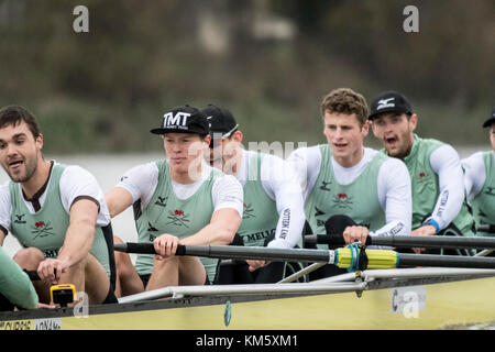 Londres, Royaume-Uni. 5 déc, 2017. boat race trial viiis (8) sont la seule occasion qu'un côté ou de l'avoir à la race le cours complet de Putney à mortlake avec les juges-arbitres de course, donc fournir un test important pour les rameurs et coxes. Ils permettent aux équipes d'encadrement afin d'analyser la progression et le potentiel et sont souvent influents dans la sélection finale des équipages pour les bateaux bleu. Credit : duncan grove/Alamy live news Banque D'Images