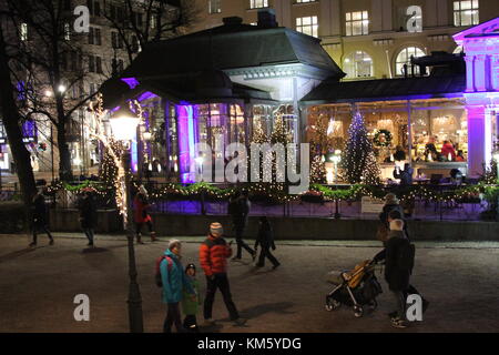 Parc de l'Esplanade, Helsinki, Finlande. 5 déc, 2017. L'allumage du restaurant Kappeli célèbre les 100 ans de la Finlande de l'indépendance, le 6 décembre. Credit : Heini Kettunen/Alamy Live News Banque D'Images