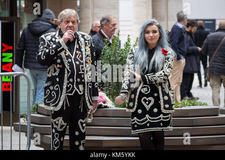 Londres, Royaume-Uni. 5 déc, 2017. Pearly Kings and Queens, également connu sous le nom de Pearlies, prendre une pause tout en participant à la Journée annuelle de bienfaisance de l'ICAP. Crédit : Guy Josse/Alamy Live News Banque D'Images