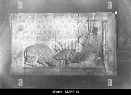 Lunds Domkyrka, ou cathédrale de Lund, est une église historique de Lund, en Suède, connue pour son architecture romane et son rôle important dans l'histoire religieuse suédoise. Construit au XIIe siècle, il dispose d'une magnifique façade, d'intérieurs complexes et d'une horloge astronomique renommée. Banque D'Images