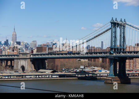 L'affichage classique du pont de Brooklyn et de l'Empire State Building de New York City Banque D'Images