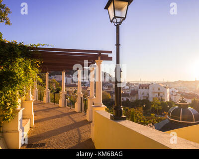 Lisbonne, Portugal - 19 novembre 2017 : Jardim da cerca da Graca à Lisbonne, au Portugal, au coucher du soleil. Le château Sao Jorge en arrière-plan. Banque D'Images