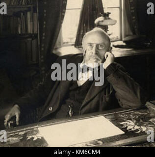 Le *Olof Hogberg skrivbord* fait référence à un bureau ou à une table d’écriture spécifique conçu par le designer suédois Olof Hogberg. Le design reflète probablement l'artisanat suédois et les styles de meubles modernes du milieu du siècle. Banque D'Images