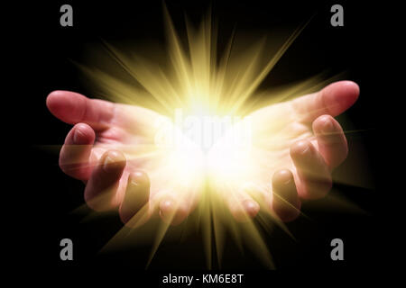 Woman holding bombée mains montrant émanant des émetteurs de lumière brillant radiant lumineux faisceaux rayons religion céleste céleste divine big bang Banque D'Images