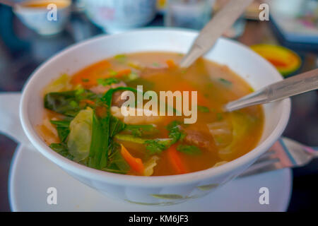 Close up de soupe traditionnelle népalaise et sain servi dans un bol blanc plate au Népal Banque D'Images