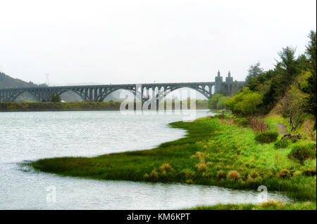 Le long de la rive de la rivière Rouge à gold beach avec le pont en béton à l'arrière-plan connus à l'issac lee patterson pont construit en 1930. Banque D'Images