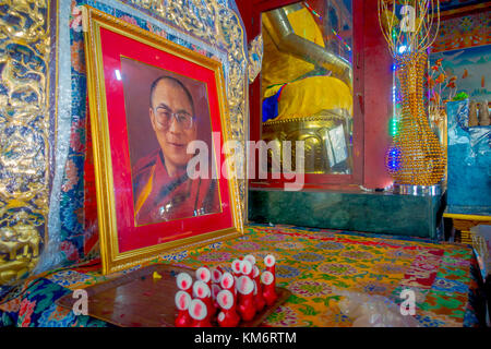 Pokhara, Népal - 06 octobre 2017 : piscine vue sur le sanctuaire avec quelques offrandes et un portrait photo du dalaï-lama sur une table en monastère thrangu tashi choling à Katmandou, Népal Banque D'Images