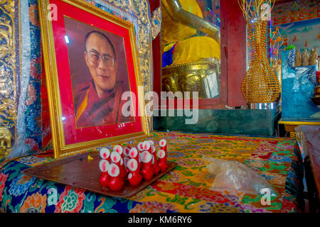 Pokhara, Népal - 06 octobre 2017 : piscine vue sur le sanctuaire avec quelques offrandes et un portrait photo du dalaï-lama sur une table en monastère thrangu tashi choling à Katmandou, Népal Banque D'Images