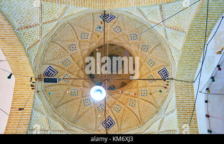 Yazd, Iran - le 17 octobre 2017 : intérieur de la goldsmith bazar avec coupole en briques décorées de carreaux, le 17 octobre à Yazd Banque D'Images