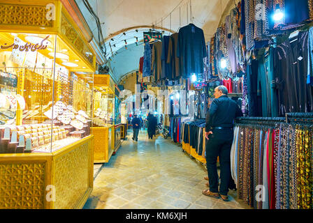 Yazd, Iran - le 17 octobre 2017 : bazar de Yazd, offre de produits divers de bijoux à vêtements, le 17 octobre à Yazd Banque D'Images