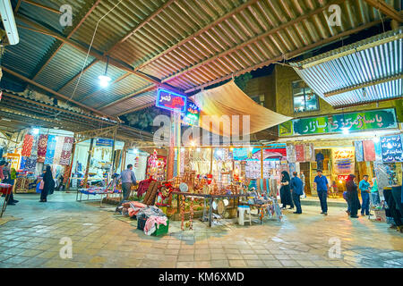 Yazd, Iran - le 17 octobre 2017 : bazar de Yazd est un monument touristique populaire et le meilleur endroit pour acheter des souvenirs et des épices, le 17 octobre à Yazd Banque D'Images