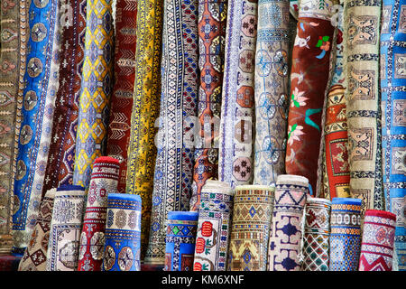 Près d'un grand nombre de tapis plié en vente, de l'Ouzbékistan Banque D'Images