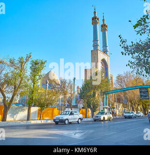 Yazd, Iran - le 17 octobre 2017 : la mosquée hazayer de Yazd dispose de deux hauts minarets couverts de tuiles colorées, le 17 octobre à Yazd Banque D'Images