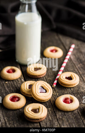 Sweet jelly des biscuits et du lait sur la vieille table en bois. Banque D'Images