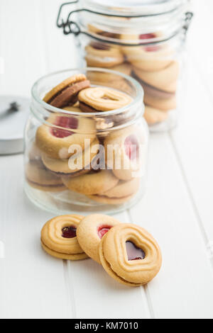 Sweet jelly cookies sur tableau blanc. Banque D'Images