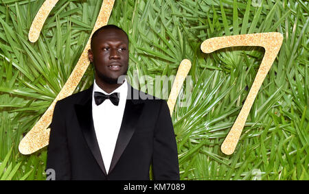 Stormzy participant à la Fashion Awards 2017, en partenariat avec Swarovski, s'est tenue au Royal Albert Hall, Londres. Photo Date : lundi 4 décembre, 2017. Crédit photo doit se lire : Matt Crossick/PA Wire Banque D'Images