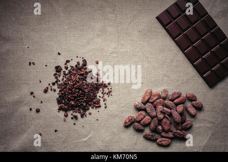 Tas de fèves de cacao nibs, cocao et chocolat noir Banque D'Images