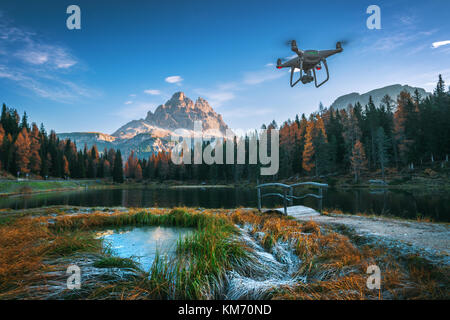 Le lac Lago antorno, ITALIE - Le 20 octobre 2017, battant : drone quadcopter dji phantom 4 Système de positionnement vision optimisée Banque D'Images