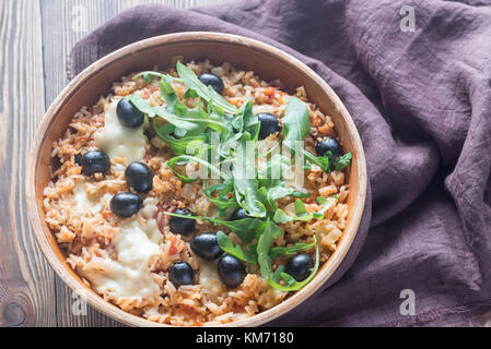 Bol de tomate, olive et riz à la mozzarella Banque D'Images