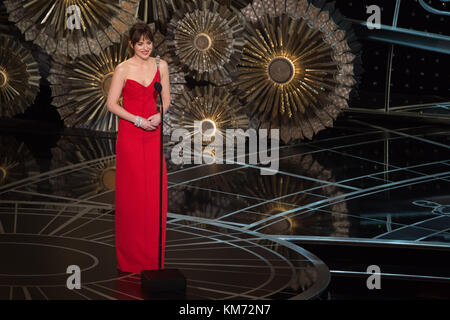 HOLLYWOOD, CA - le 22 février : Dakota Johnson sur scène lors de la 87e Academy Awards annuels au Kodak Theater Le 22 février 2015 à Hollywood, Californie. Personnes : Dakota Johnson Banque D'Images