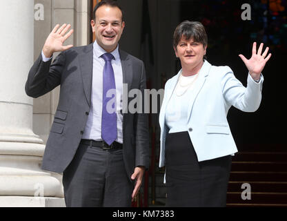 16/06/2017 Arlene Foster à Dublin. En photo devant les bâtiments gouvernementaux à Dublin aujourd'hui, c'est An Taoiseach Leo Varadkar et TD Parti unioniste démocratique Chef Arlene Foster parle aux médias après sa rencontre avec An Taoiseach Leo Varadkar TD ce matin. Photo : Sam Boal / RollingNews.ie Banque D'Images