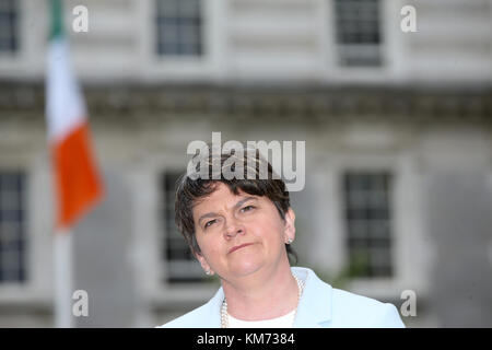 16/06/2017 arlene foster à Dublin. photographié devant les bâtiments gouvernementaux à Dublin aujourd'hui, c'est le chef du Parti unioniste démocratique arlene foster parle aux médias après sa rencontre avec an taoiseach leo varadkar ce matin td. Le drapeau national irlandais, le drapeau tricolore, est derrière elle pour la gauche. photo : sam boal / rollingnews.ie Banque D'Images