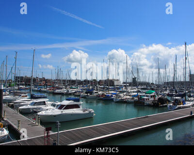 Yachts amarrés à haslar marina dans le port de Portsmouth, gosport Banque D'Images