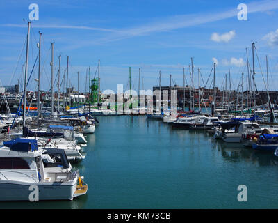 Yachts amarrés à haslar marina dans le port de Portsmouth, gosport Banque D'Images