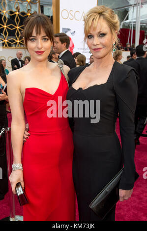 HOLLYWOOD, CA - le 22 février : Dakota Johnson et Melanie Griffith arrive à la 87e annuelle des Academy Awards à Hollywood & Highland Center le 22 février 2015 à Hollywood, Californie. Personnes : Dakota Johnson et Melanie Griffith Banque D'Images