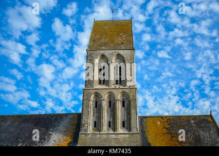 L'Eglise Saint-Martin à Formigny France, une église importante que les soldats traités dans l'invasion du Jour J, montrant la tour, ciel bleu et les pigeons Banque D'Images